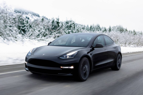 Tesla-model-3-2022-exterior-dynamic-oen