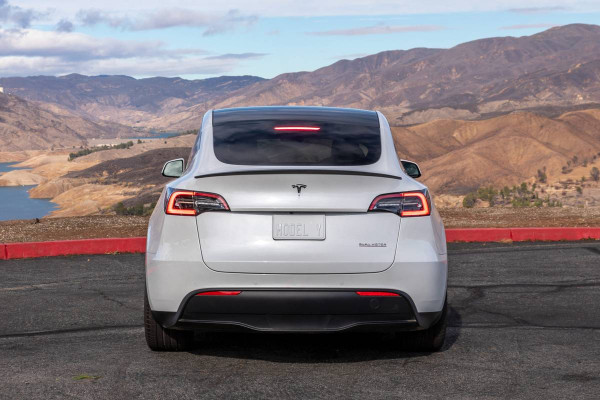 Tesla-model-y-2022-12-badge-exterior-sedan-taillights-white